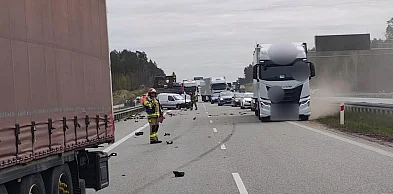 Piławki: Na S7 ciężarówka najechała na pojazd służby drogowej