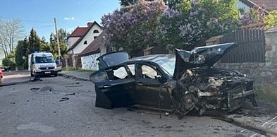Giżycko: BMW uderzyło w ogrodzenie. Kierowca uciekł z miejsca zdarzenia