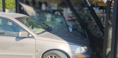 Pisz: 92-latka wjechała autem w witrynę sklepu. Pomyliła biegi w automacie