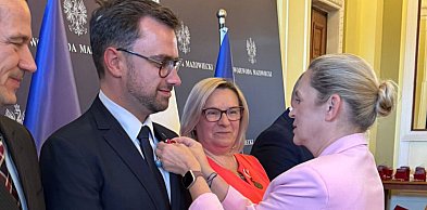 Burmistrz Ostródy Rafał Dąbrowski z Medalem Komisji Edukacji Narodowej