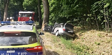 Gmina Morąg: Audi uderzyło w drzewo. 25-latka trafiła do szpitala