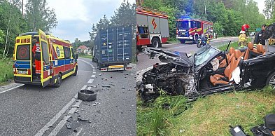 Groźny wypadek pod Olsztynkiem! Osobówka zderzyła się z ciężarówką.