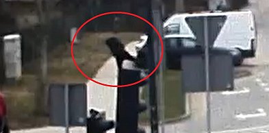 Wyszedł ze sklepu i zniszczył samochód! Policja szuka mistrza karate z Olsztyna