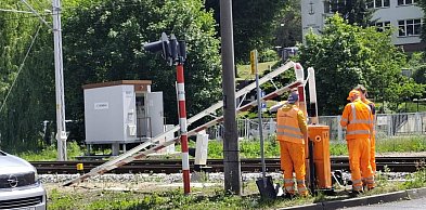 Ostróda: Kierowca fiata wyłamał wyłamał szlaban na przejeździe kolejowym