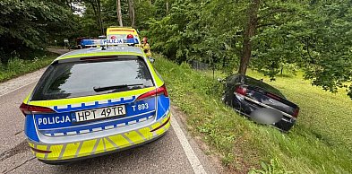 Gm. Łukta: Chwila nieuwagi zakończyła się w rowie. Senior rozbił auto pod Taborzem