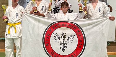Młodzi karatecy z Ostródy podbili Austrię! Medale i sukcesy na Austrian Open!