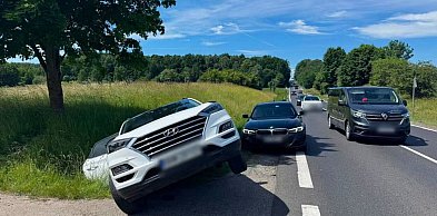Ostróda: Zapomniał zaciągnąć hamulec ręczny - samochód stoczył się na krajówce