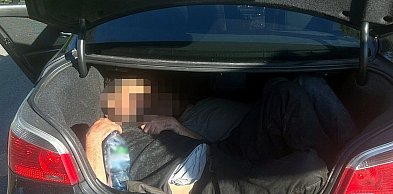 Mrągowo: Czterech nielegalnych migrantów w BMW. Dwóch jechało w bagażniku