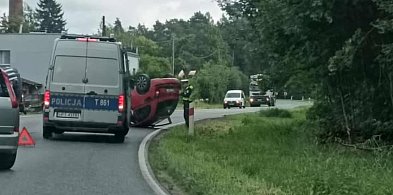 Samochód osobowy dachował na ul. 11 Listopada! Utrudnienia w ruchu!-103003
