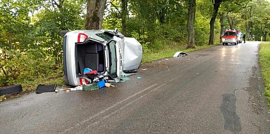 Audi uderzyło w drzewo między Kalnikiem a Łącznem w gm. Morąg. 1 osoba ranna!-103611