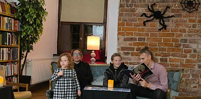 Mroczne czytanie wierszy w Bibliotece Zamkowej w Ostródzie-104342