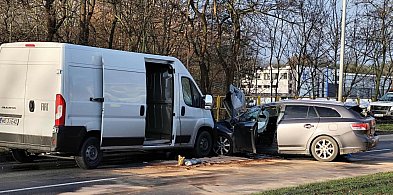 Wypadek w Ostródzie na ul. Grunwaldzkiej! 3 osoby w szpitalu! [FOTO]-104858