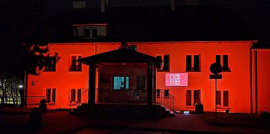 Budynki MOPS Ostróda podświetlono na czerwono dla Dzieciństwa bez przemocy-104951