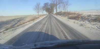 Powiat ostródzki: Kolizje w Szyldaku, Mostkowie i Łukcie. Atak zimy na drogach-105180
