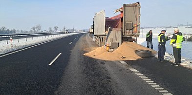 Nidzica: Zboże na na drodze ekspresowej S7 po zderzeniu dwóch ciężarówek-105282