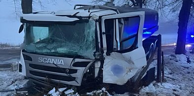Giżycko: Cysterna uderzyła w drzewo, kierowca w szpitalu-105357