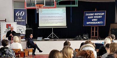 Ostróda: Policjanci, specjaliści i młodzież debatowali o bezpieczeństwie-105408