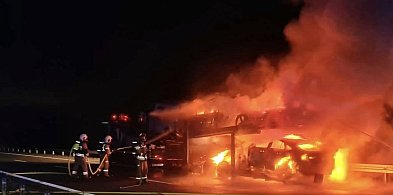 Region: Olbrzymi nocny pożar lawety na drodze S61. Spłonęły trzy samochody-106060