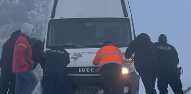 Stębark: Osobówka i bus z dziećmi w zaspie. Pomogli policjanci i mieszkańcy-106441