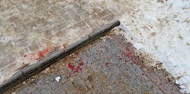 Dramat na chodniku w Ostródzie! Dwa upadki - potłuczenia, uraz głowy, utrata przyt