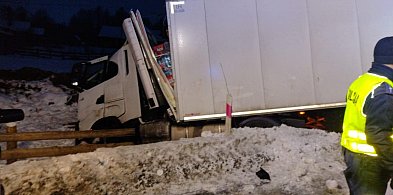 DW 610: Ciężarówka uderzyła w drzewo, jedna osoba uwięziona pod naczepą
