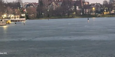 Niebezpieczny challenge na zamarzniętych jeziorach?