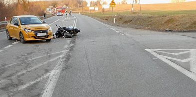 Zderzenie peugeota z motocyklem na krajowej 16-stce. 2 osoby w szpitalu