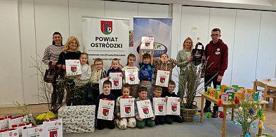 Stare Jabłonki: Przedszkolaki przygotowały kartki świąteczne dla samotnych