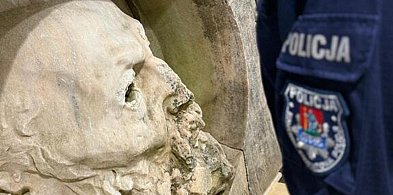 Ostróda: Policjanci odzyskali rzeźbę Wildta skradzioną z parku w Dylewie
