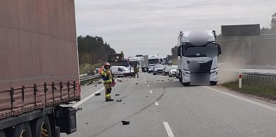 Piławki: Na S7 ciężarówka najechała na pojazd służby drogowej