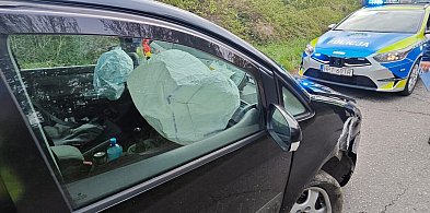 Miłakowo: Volkswagen uderzył w drzewo, kierująca trafiła do szpitala