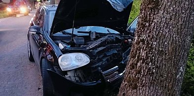Budwity: Volskwagen uderzył w drzewo - 3 osoby w szpitalu, kierująca bez uprawnień