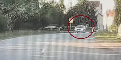 Elbląg: Wjechał hulajnogą wprost pod auto na przejściu. 17-latek zrobił "salto”