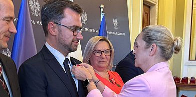 Burmistrz Ostródy Rafał Dąbrowski z Medalem Komisji Edukacji Narodowej