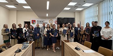 Gratulacje dla 17 nowych nauczycieli mianowanych ze szkół powiatowych!-102676
