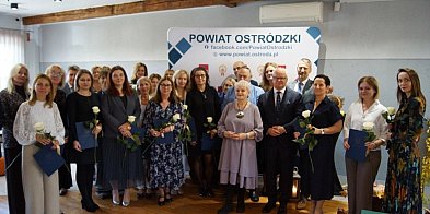 Nagrody i odznaczenia dla nauczycieli z powiatu ostródzkiego z okazji Dnia Edukacj-103743