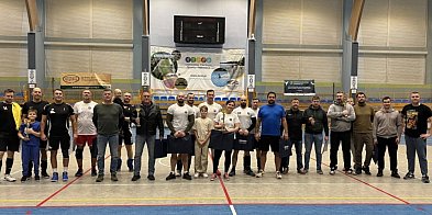 Policjanci przed Leśnikami i Ratownikami Medycznym w turnieju siatkówki-104582