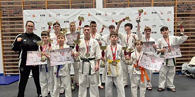 Grad medali ostródzkich karateków na ogólnopolskim turnieju w Warszawie!-105038