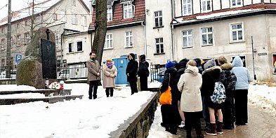 Ostróda: Uroczyście i z refleksją. SP1 świętowała Dzień Pamięci Żołnierzy AK