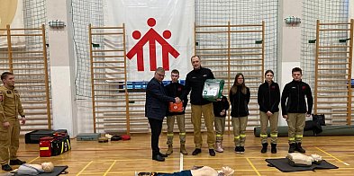 Ostróda: Strażacy przekazali nowy defibrylator Zespołowi Szkół Salezjańskich