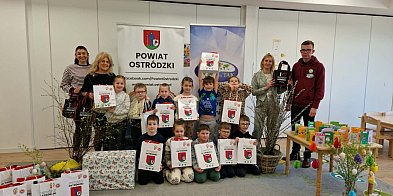 Stare Jabłonki: Przedszkolaki przygotowały kartki świąteczne dla samotnych