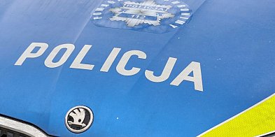 Gm. Morąg: Nissan uderzył w drzewo przy cmentarzu w Dur