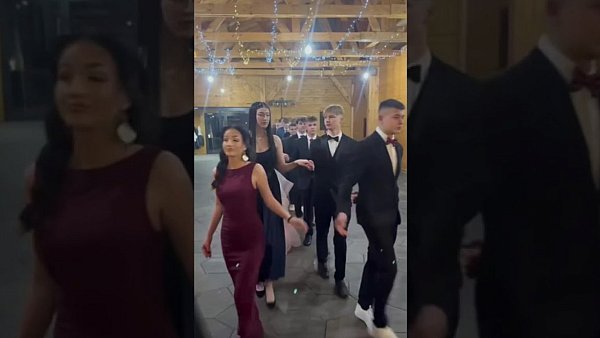 Studniówkowy polonez uczniów Zespołu Szkół Zawodowych i Ogólnokształcących w Morągu