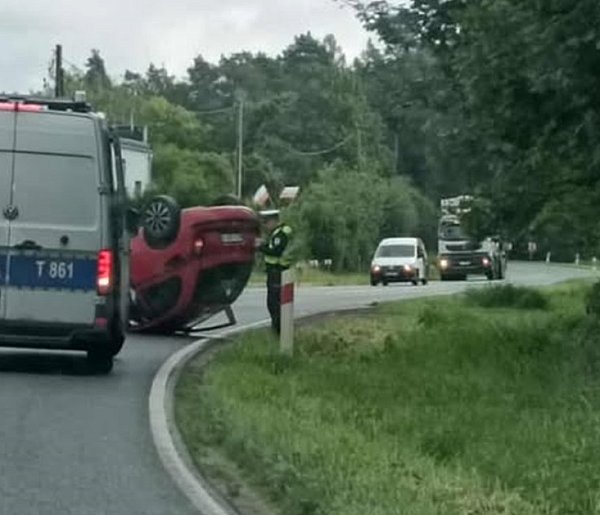 Samochód osobowy dachował na ul. 11 Listopada! Utrudnienia w ruchu!-103003