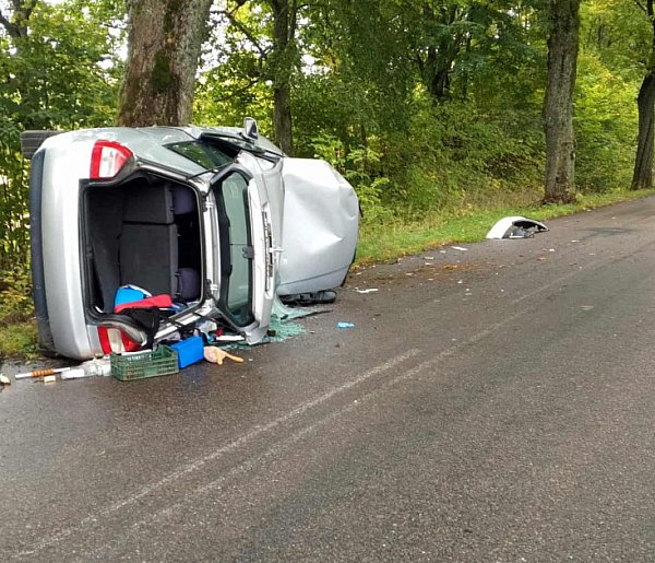 Audi uderzyło w drzewo między Kalnikiem a Łącznem w gm. Morąg. 1 osoba ranna!-103611