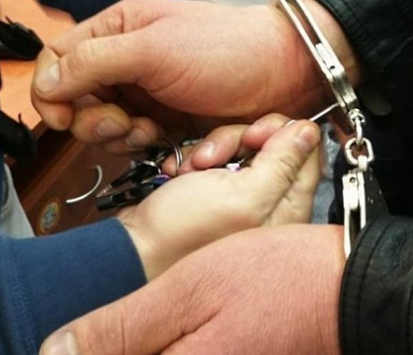 Zajechał drogę innemu kierowcy, zaatakował i zranił go maczetą!-103806