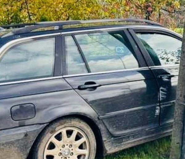 19-latek w BMW uderzył w ogrodzenie posesji i słup w Brzydowie!-103854