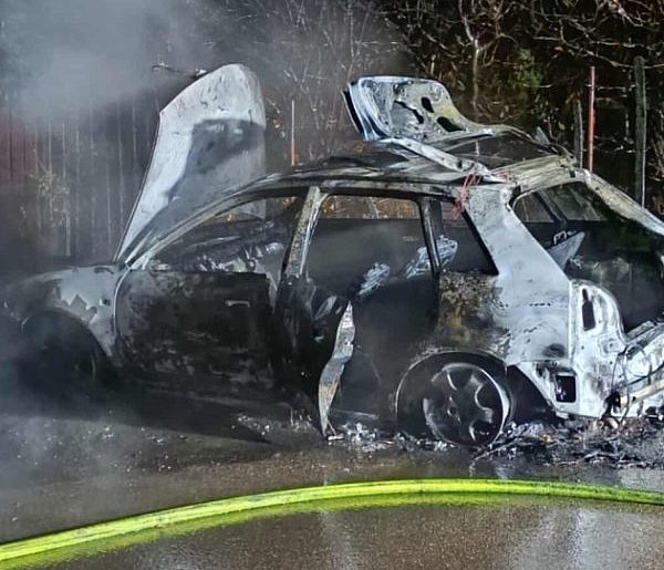 Spłonął samochód osobowy w Wińcu w gm. Miłomłyn [FOTO]-104168