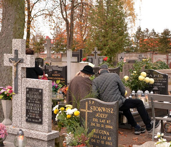 Savoir-vivre na 1 listopada. Jak się zachować podczas wizyty na cmentarzu?-104332