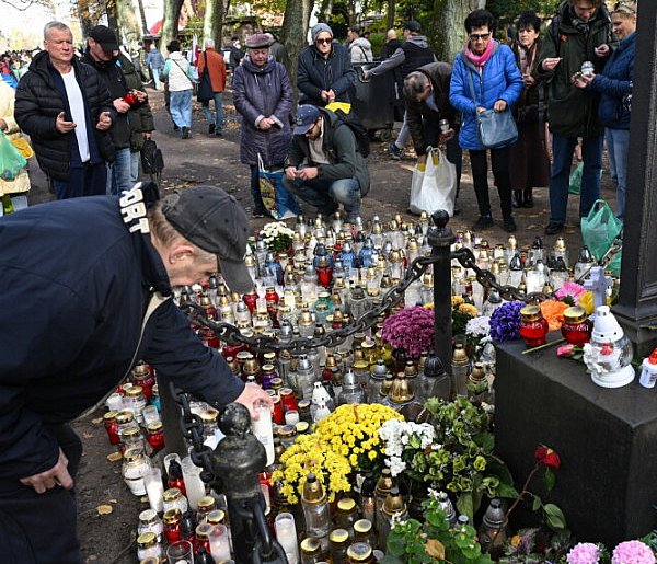 Ekspert: elektroniczne znicze powinny być wycofane ze s - 104369